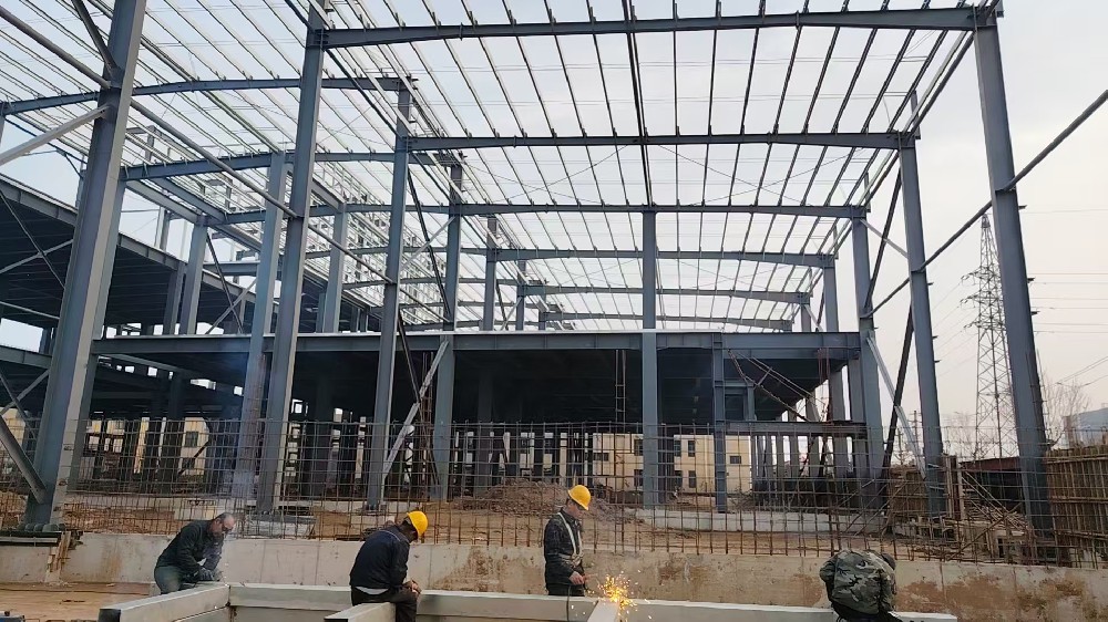 廠房鋼構(gòu)**廠家金鼎鋼構(gòu)--20年**鋼構(gòu)工程經(jīng)驗--廠房墻面焊方管窗口