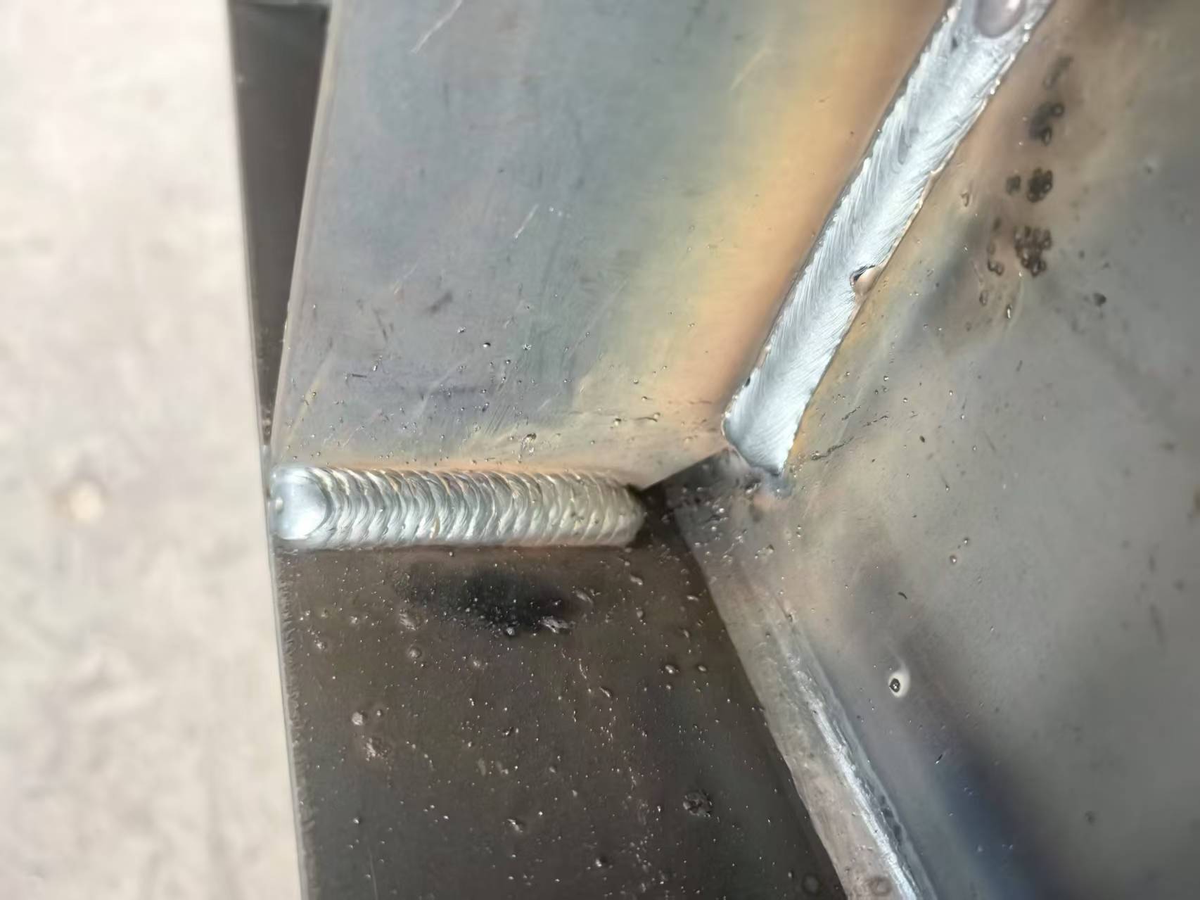 廠房鋼結(jié)構(gòu)廠家金鼎鋼構(gòu)-機器人焊縫的鋼構(gòu)件--鋼系桿